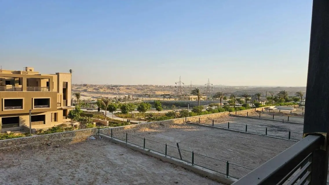 فخامة الحياة في فيلا فاخرة بحديقة خاصة ومسبح مشترك