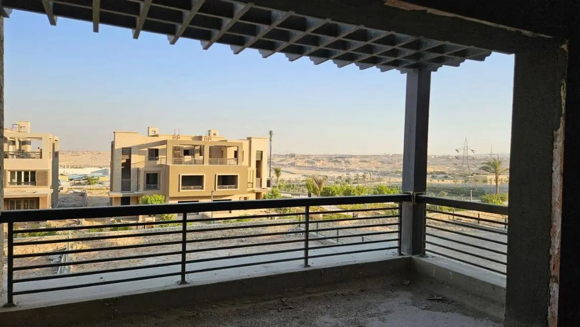 فخامة الحياة في فيلا فاخرة بحديقة خاصة ومسبح مشترك