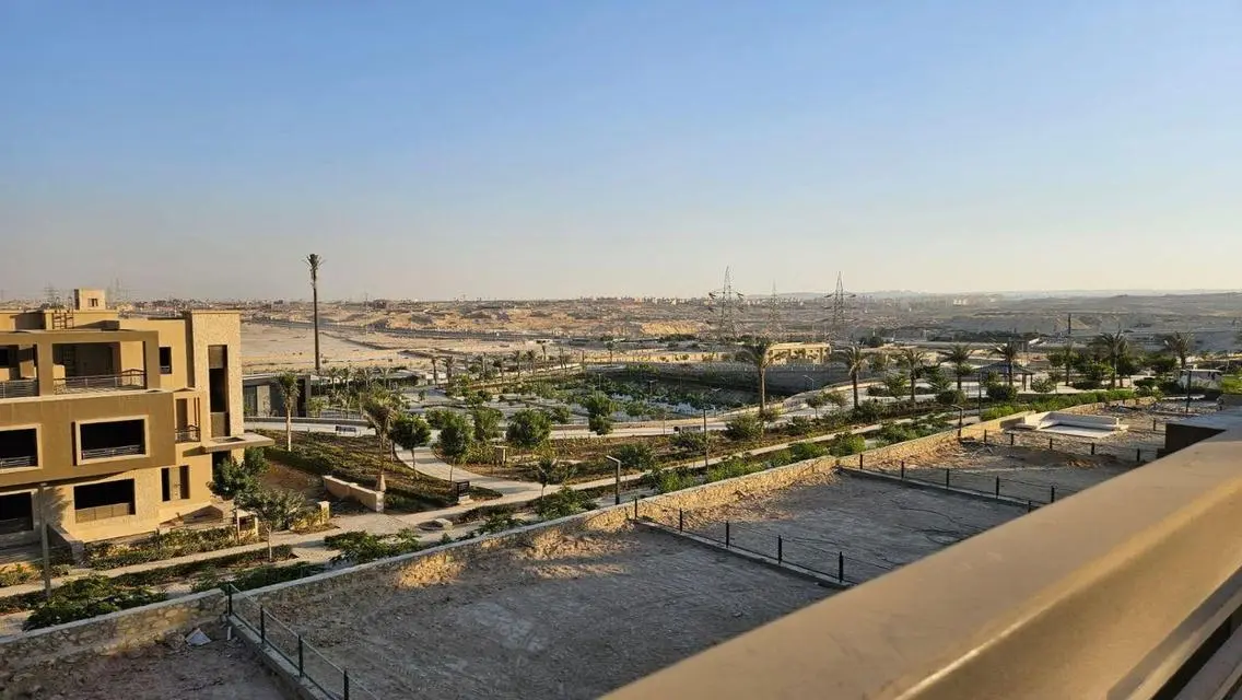 فخامة الحياة في فيلا فاخرة بحديقة خاصة ومسبح مشترك