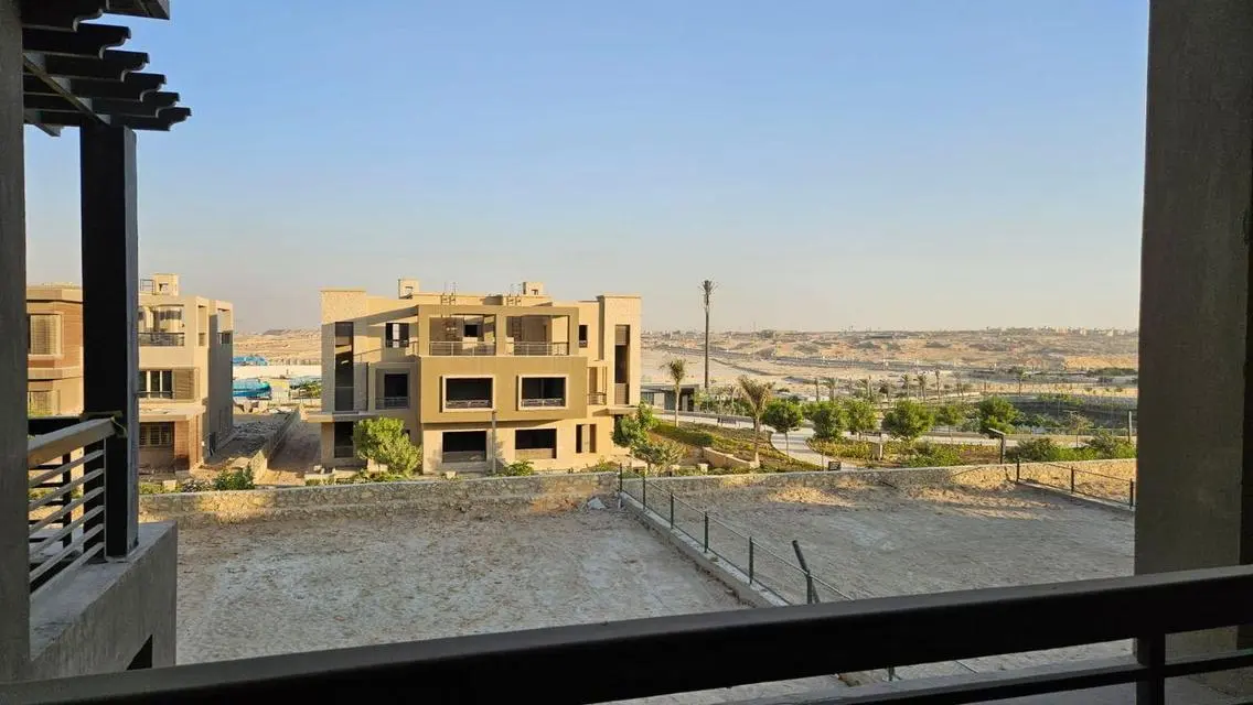 فخامة الحياة في فيلا فاخرة بحديقة خاصة ومسبح مشترك