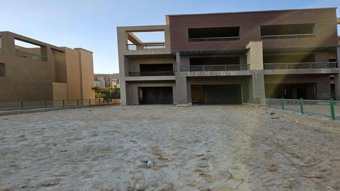 فخامة الحياة في فيلا فاخرة بحديقة خاصة ومسبح مشترك