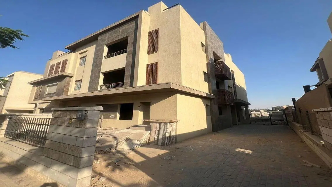 فيلا فاخرة بجنوب القاهرة مع حديقة خاصة ومسبح مشترك