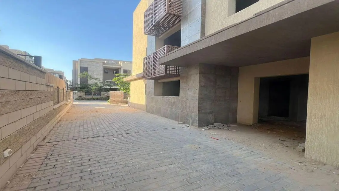 فيلا فاخرة بجنوب القاهرة مع حديقة خاصة ومسبح مشترك