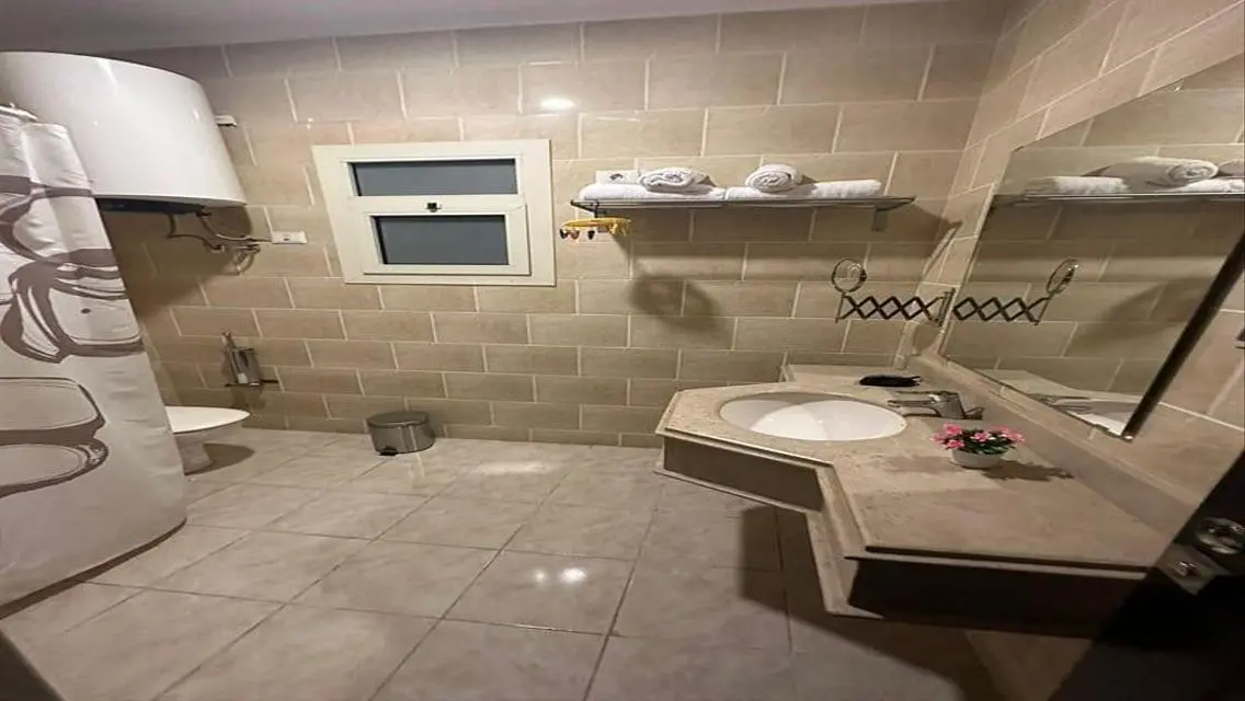 شقة فاخرة للإيجار بمساحة واسعة