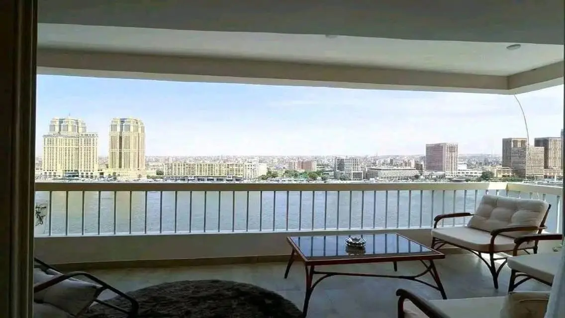 شقة فاخرة في برج ريف دو نيل بالمقطم