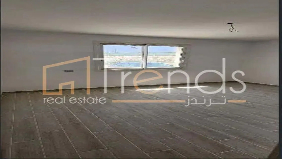 فيلا مميزة مع حديقة ومسبح مشترك في موقع رائع