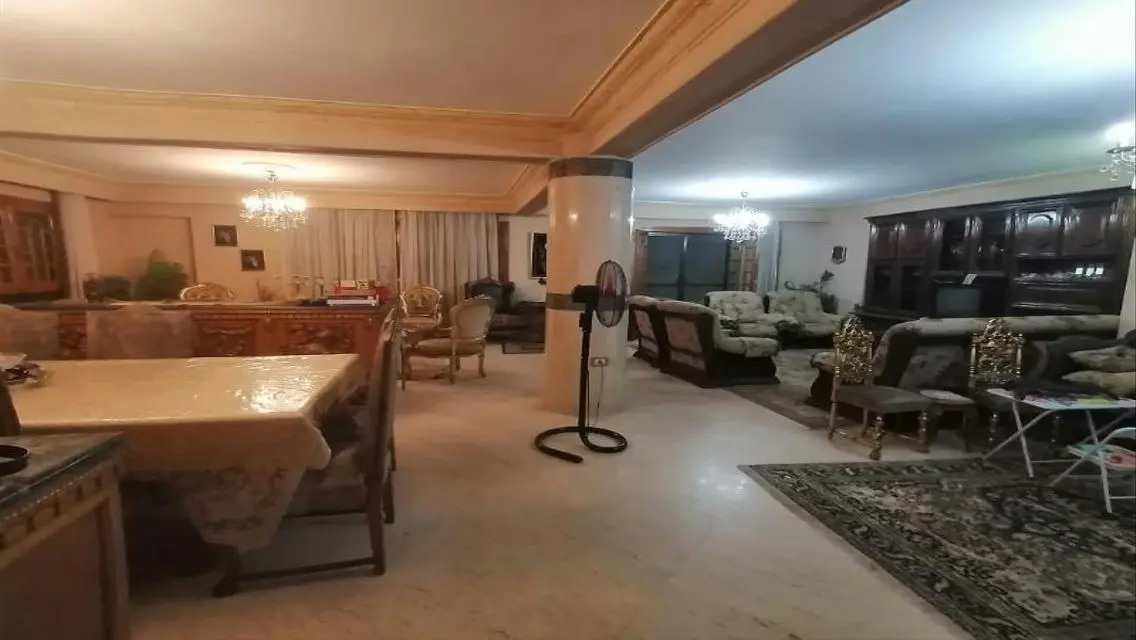 شقة فاخرة بمساحة 300 متر للبيع