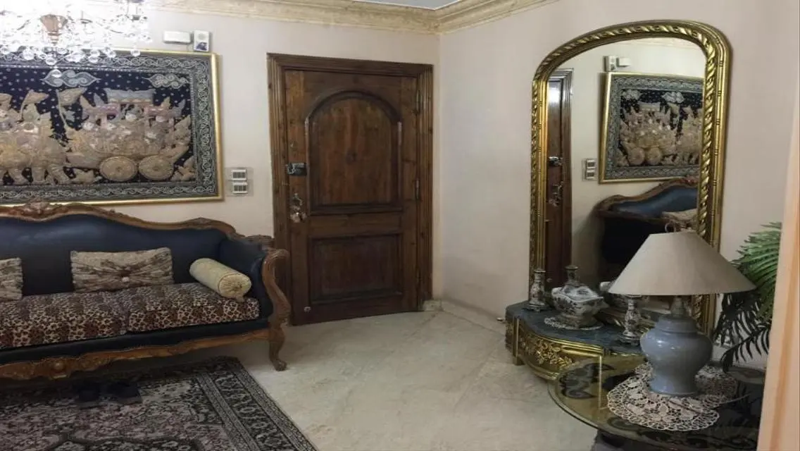 شقة فاخرة بمساحة 300 متر للبيع