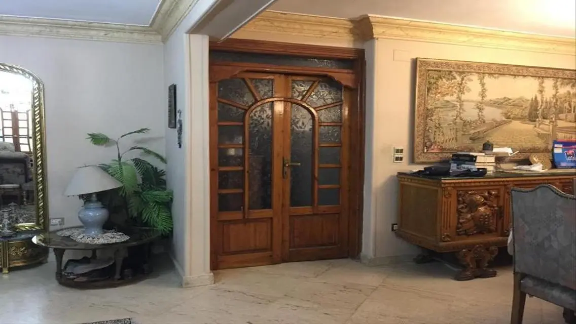 شقة فاخرة بمساحة 300 متر للبيع
