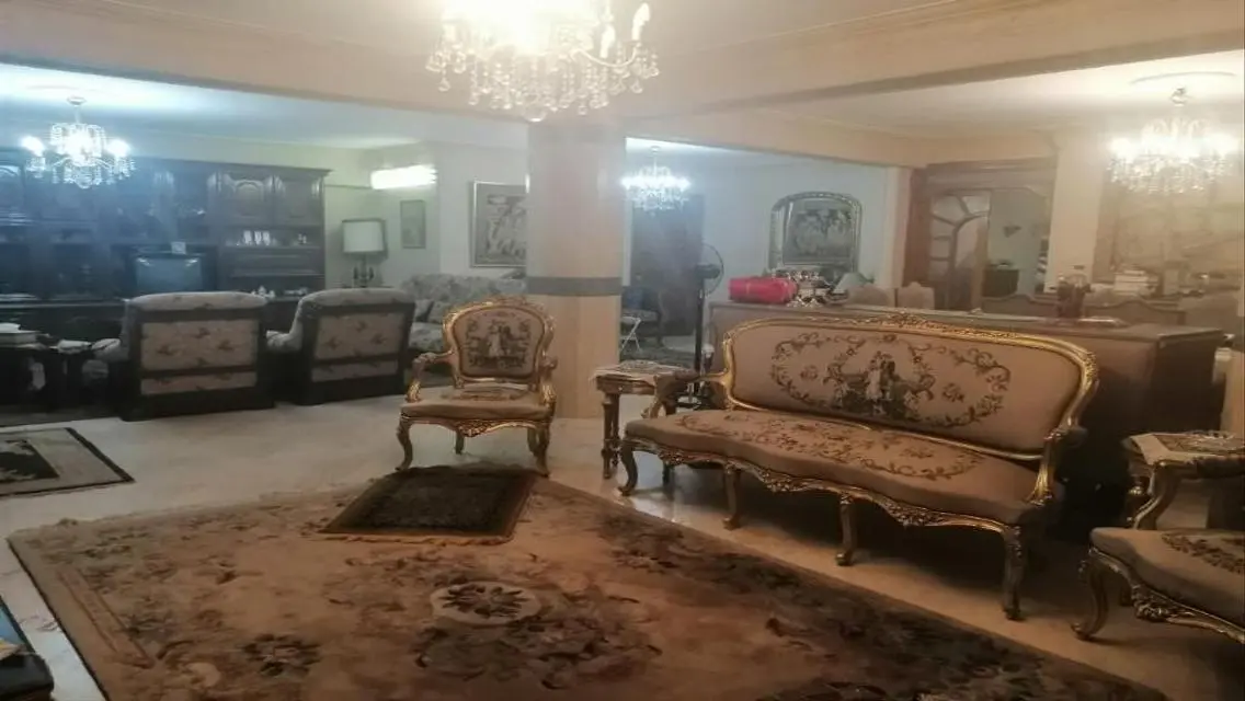 شقة فاخرة بمساحة 300 متر للبيع