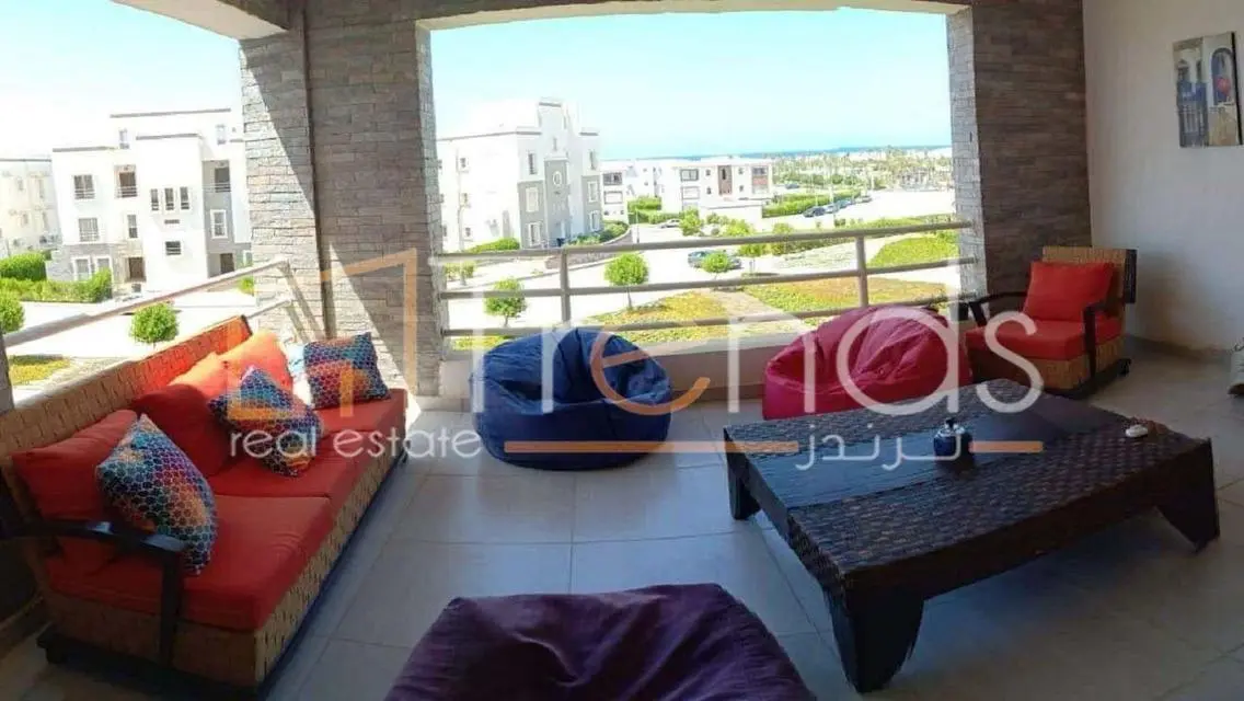 Luxurious Apartment with Stunning Lake View