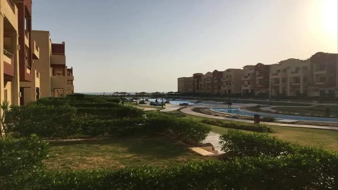 شقة رائعة بمساحة 260 متر مع مسبح مشترك وإطلالة على البحيرات