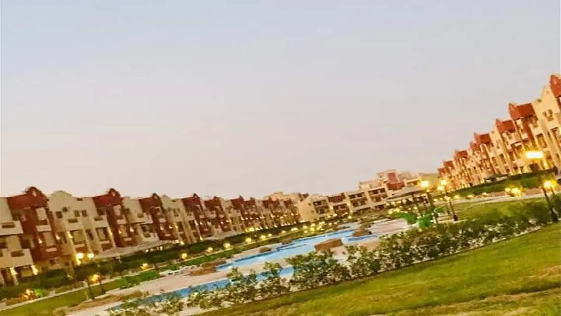 شقة رائعة بمساحة 260 متر مع مسبح مشترك وإطلالة على البحيرات