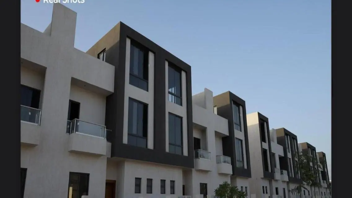 فيلا فاخرة للبيع مع مرافق استثنائية