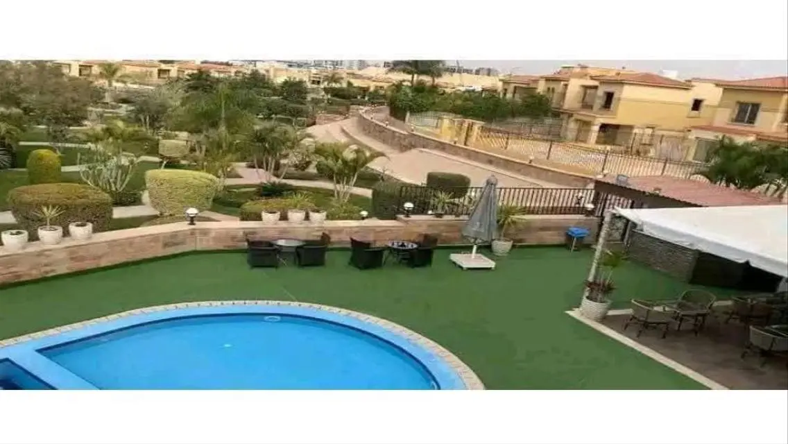 شقة فاخرة مع حديقة خاصة وغرفة خادمة للبيع