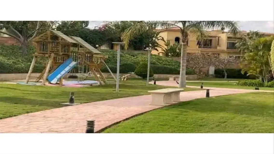 شقة فاخرة مع حديقة خاصة وغرفة خادمة للبيع