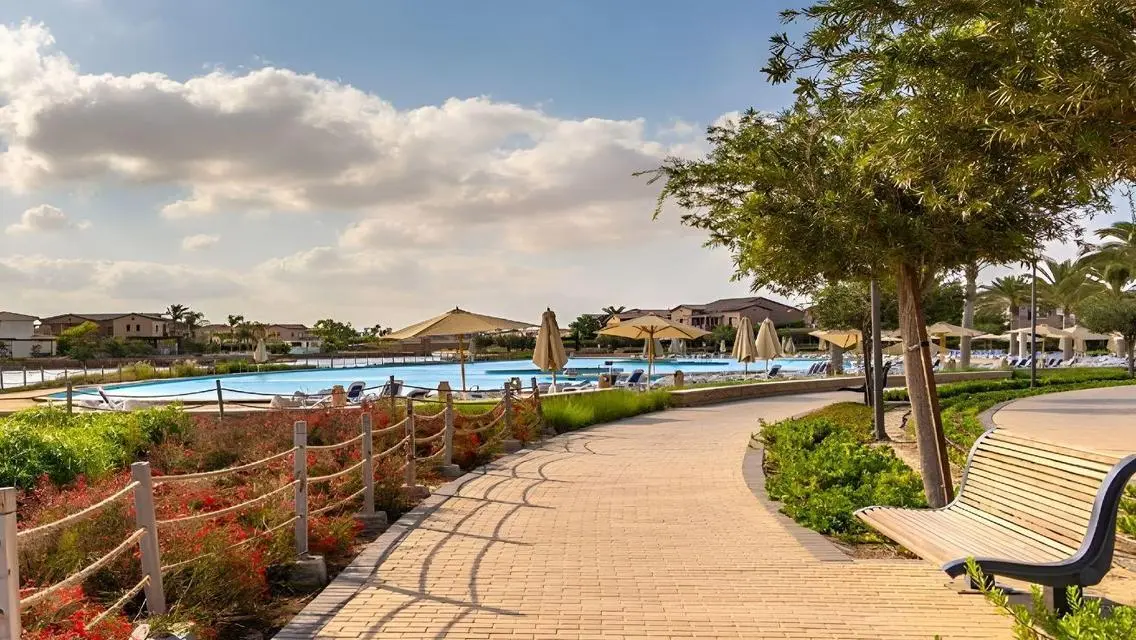 Luxury Apartment with Pool and Stunning Lake View