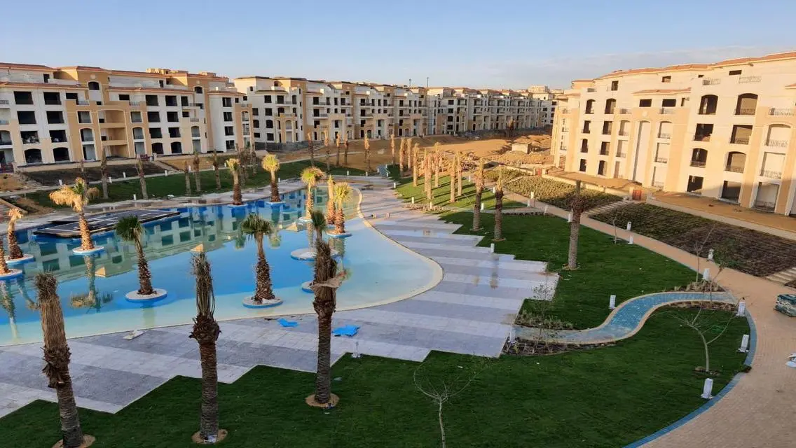 فيلا فاخرة للبيع بإطلالة ساحرة على البحيرات