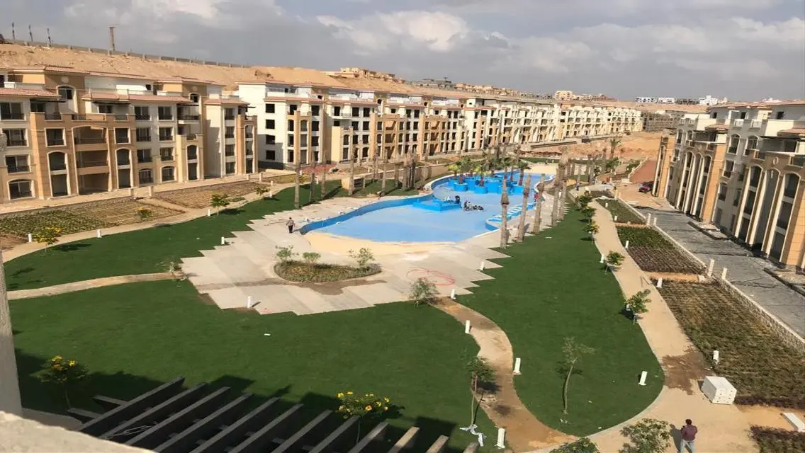 فيلا فاخرة للبيع بإطلالة ساحرة على البحيرات