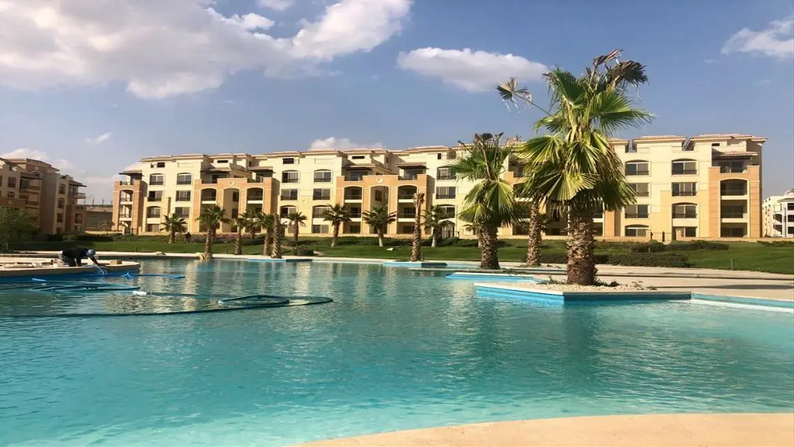 Luxurious Apartment Overlooking Lakes at a Great Price