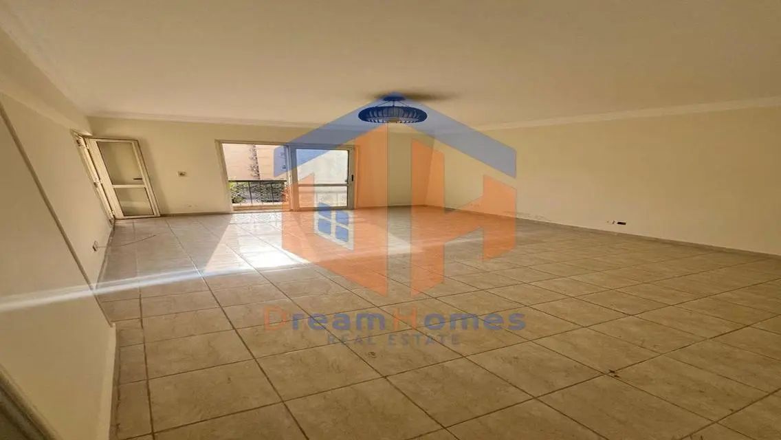 Luxurious Apartment with Spacious Layout in the Heart of the City