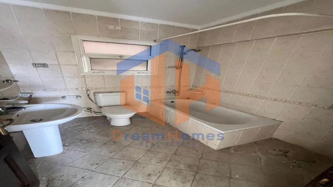 Luxurious Apartment with Spacious Layout in the Heart of the City