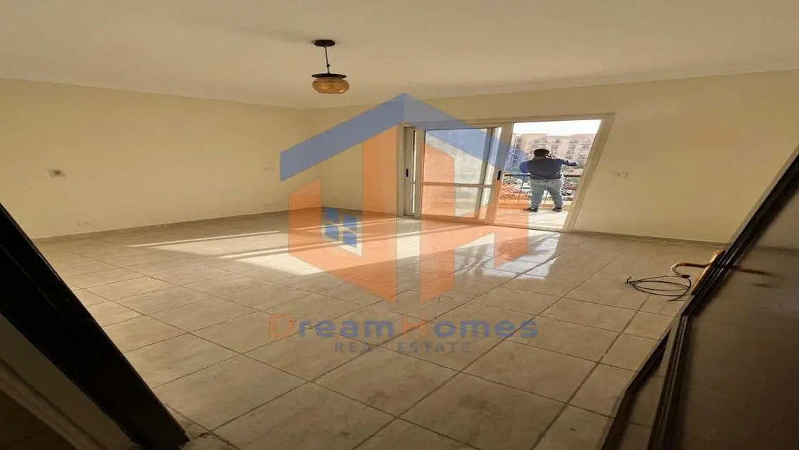 Luxurious Apartment with Spacious Layout in the Heart of the City