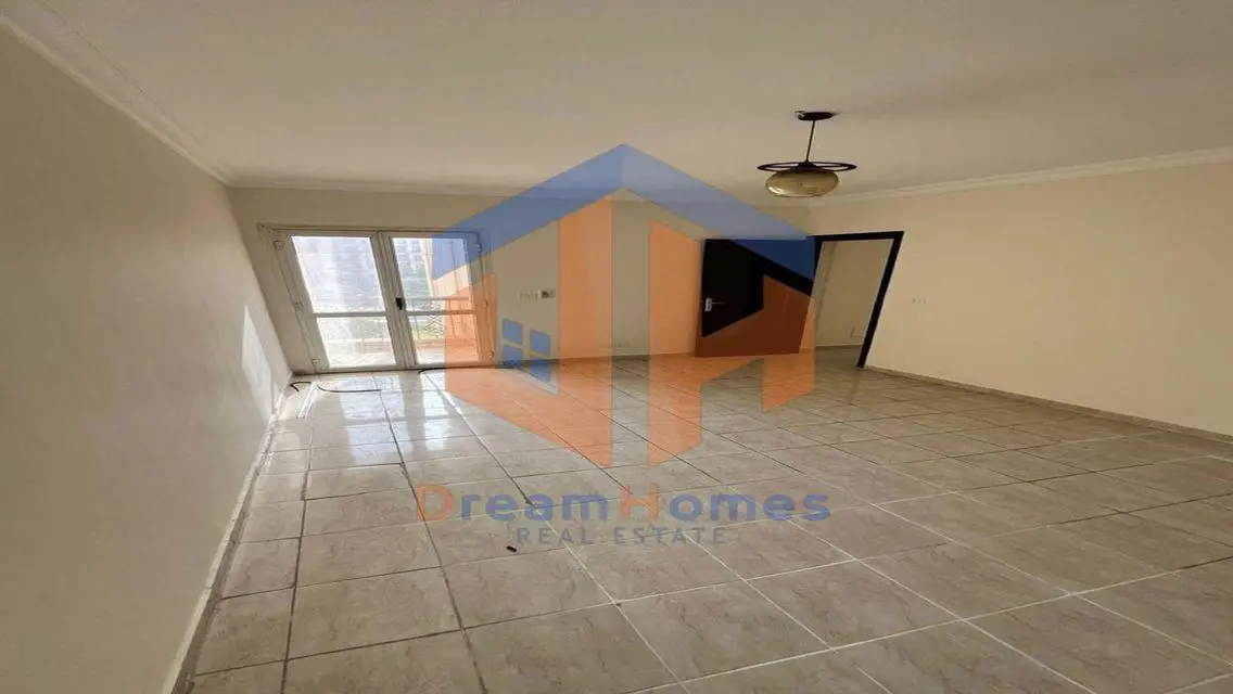 Luxurious Apartment with Spacious Layout in the Heart of the City