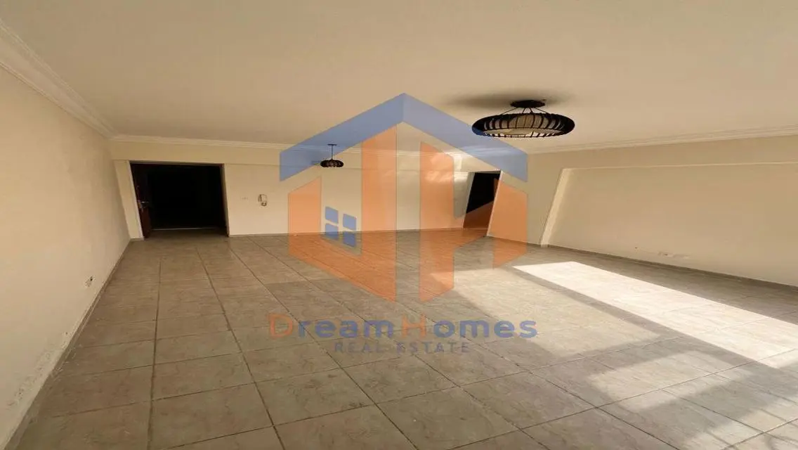 Luxurious Apartment with Spacious Layout in the Heart of the City