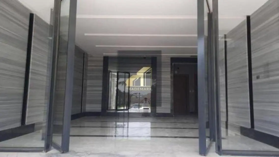 Stunning 3-Bedroom Apartment with Lake Views