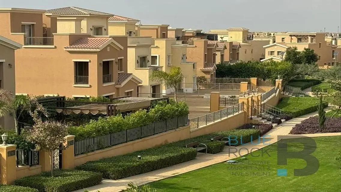 فيلا فاخرة بحمام سباحة وحديقة خاصة للبيع