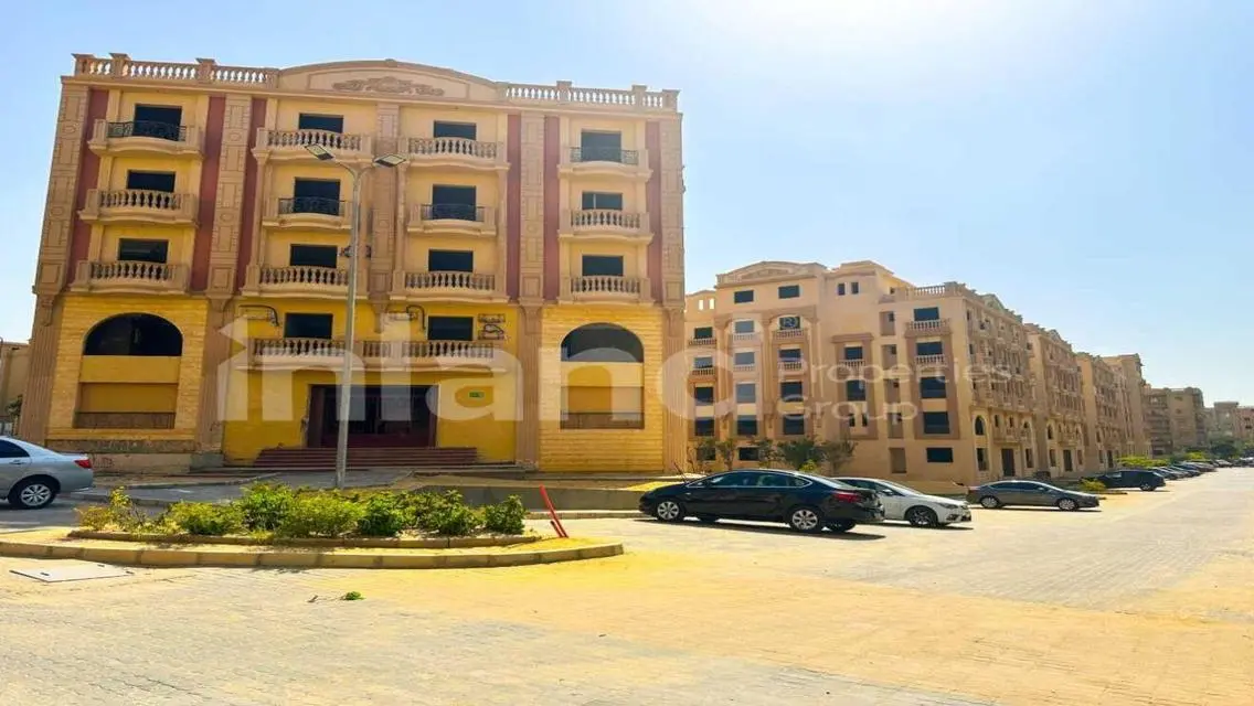 فيلا فاخرة مع مسبح وحمام سباحة مشترك للبيع