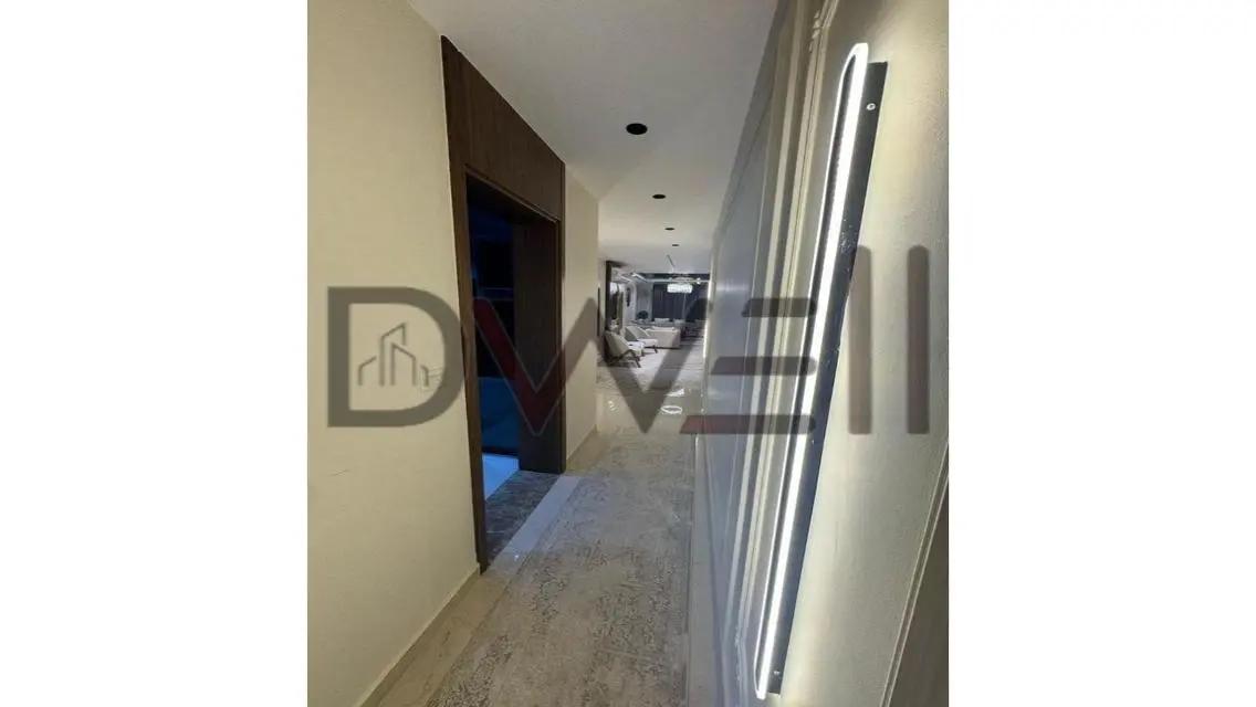 مول فخم ومساحات مفتوحة للبيع