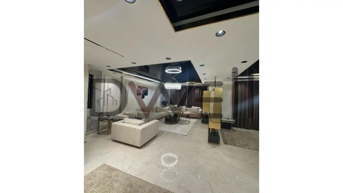 مول فخم ومساحات مفتوحة للبيع