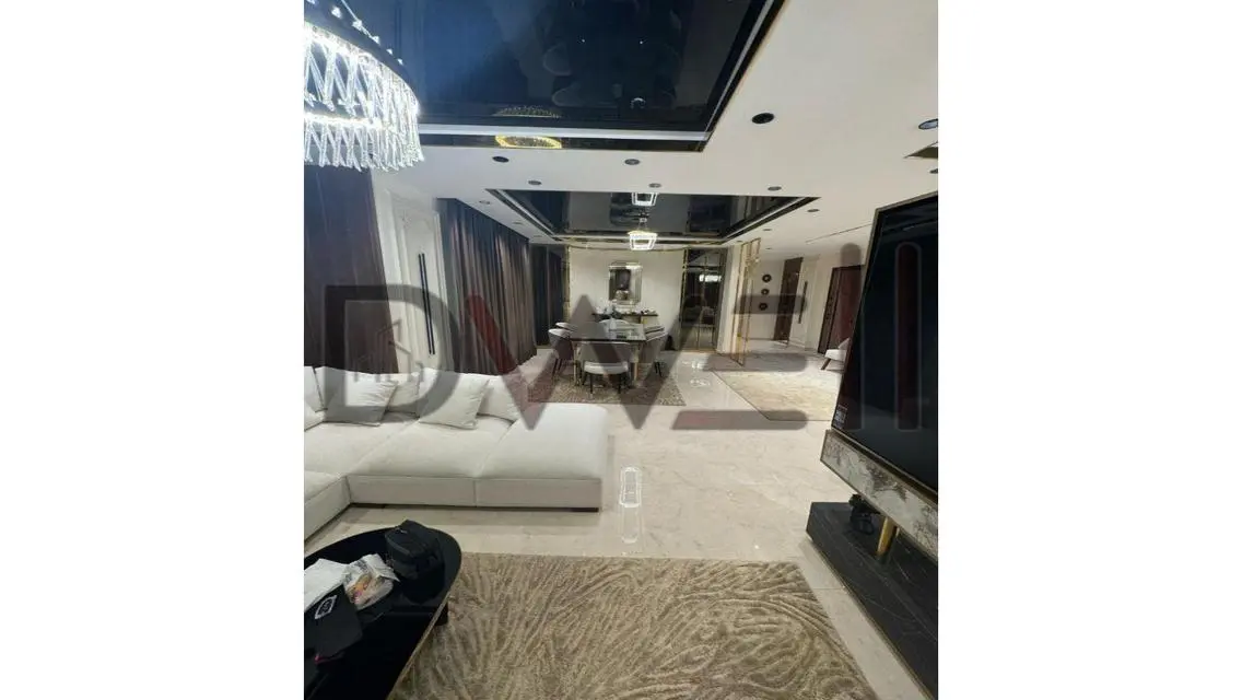 مول فخم ومساحات مفتوحة للبيع