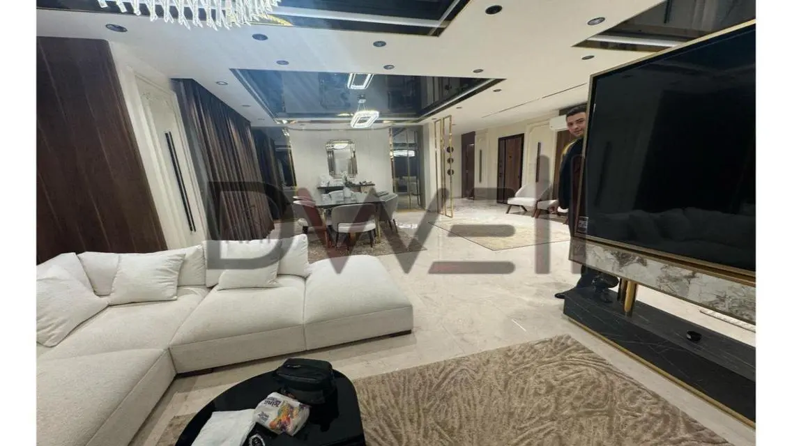 مول فخم ومساحات مفتوحة للبيع