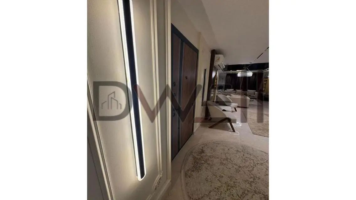 مول فخم ومساحات مفتوحة للبيع
