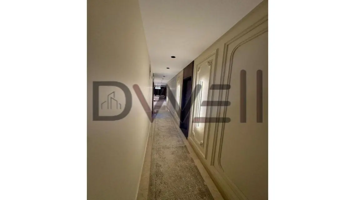 مول فخم ومساحات مفتوحة للبيع
