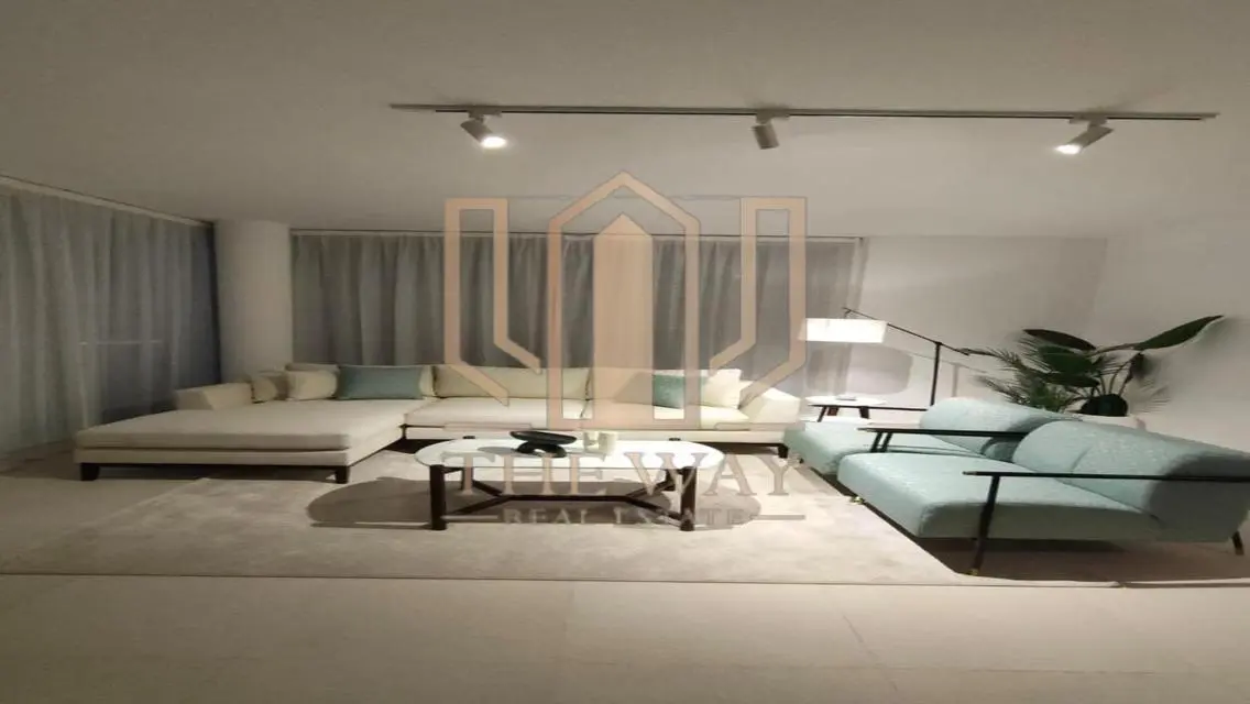 فيلا فاخرة للبيع على بحيرات كريستال لاجونز