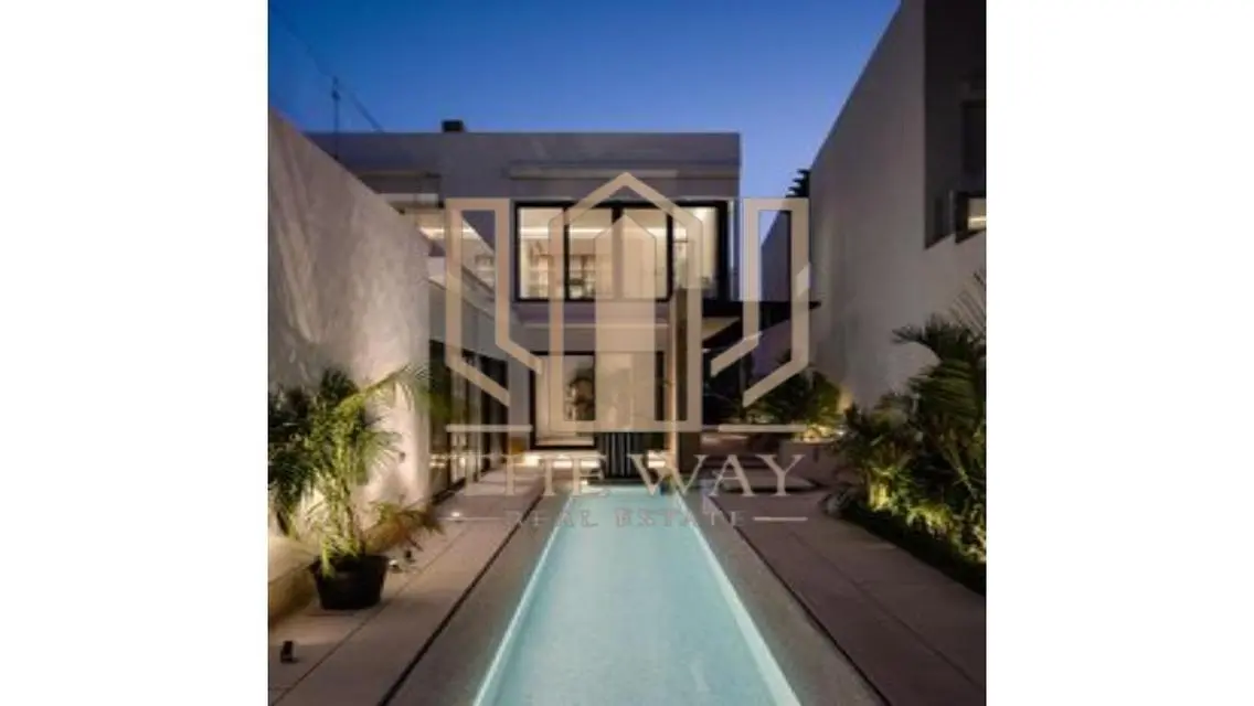 Luxurious Apartment with Spacious Dimensions Overlooking a Landmark