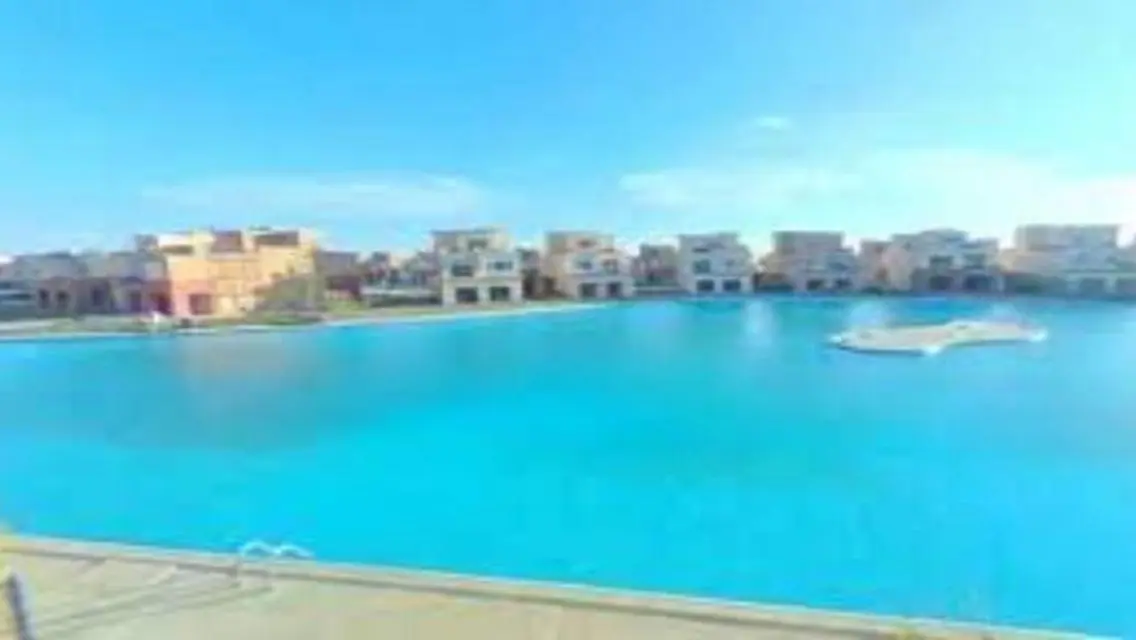 فيلا فاخرة للبيع مع حديقة خاصة ومسبح