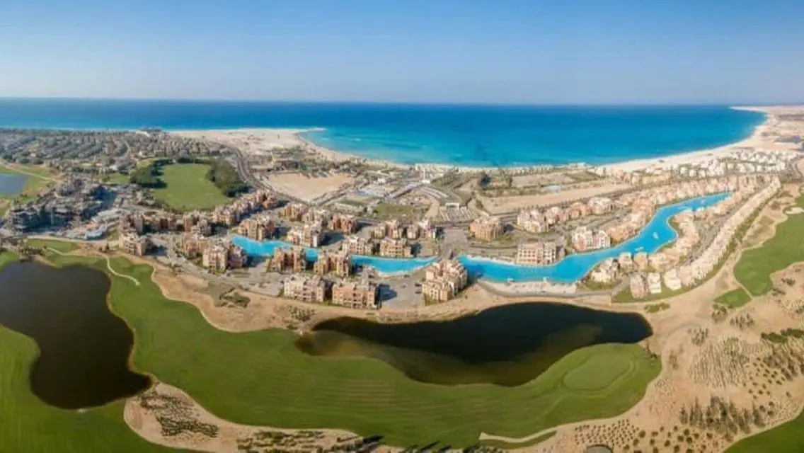 فيلا فاخرة للبيع مع حديقة خاصة ومسبح