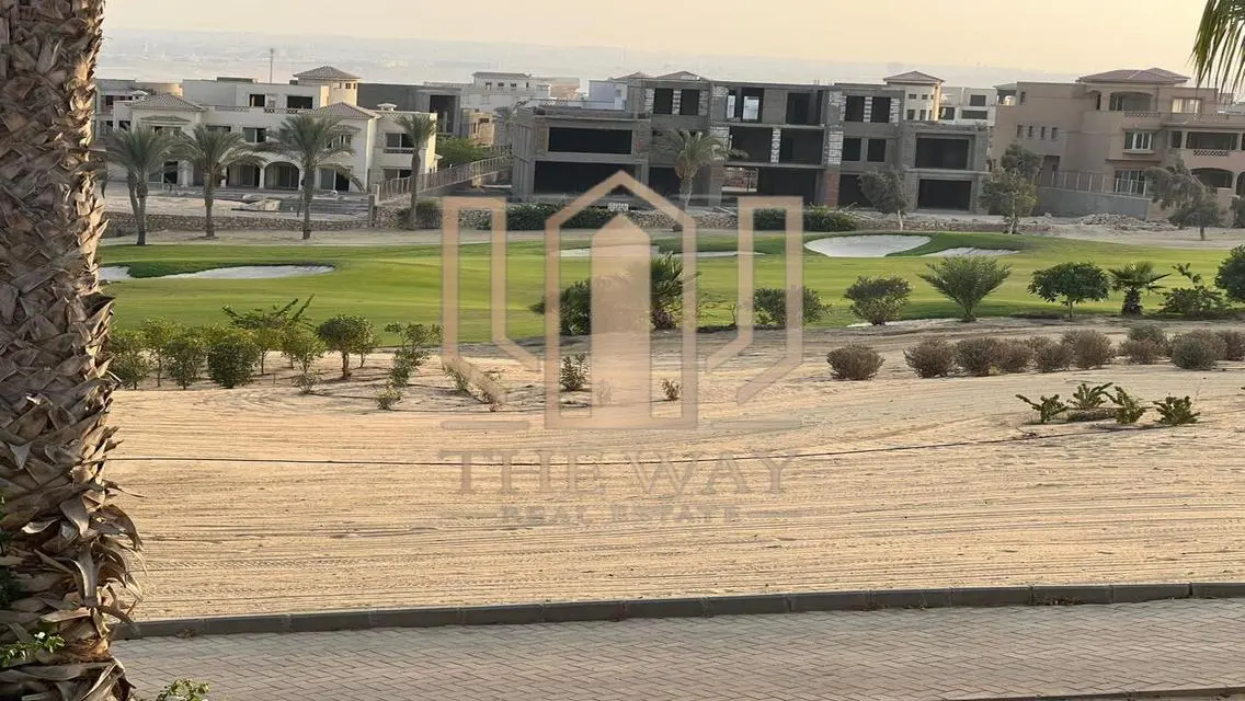 فيلا فاخرة للبيع مع حديقة خاصة وغرفة خادمة