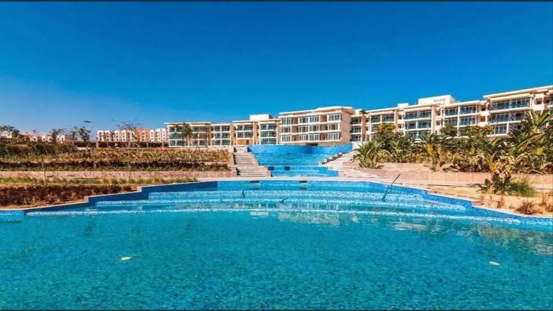 Luxurious Apartment Overlooking Lakes in Prime Location
