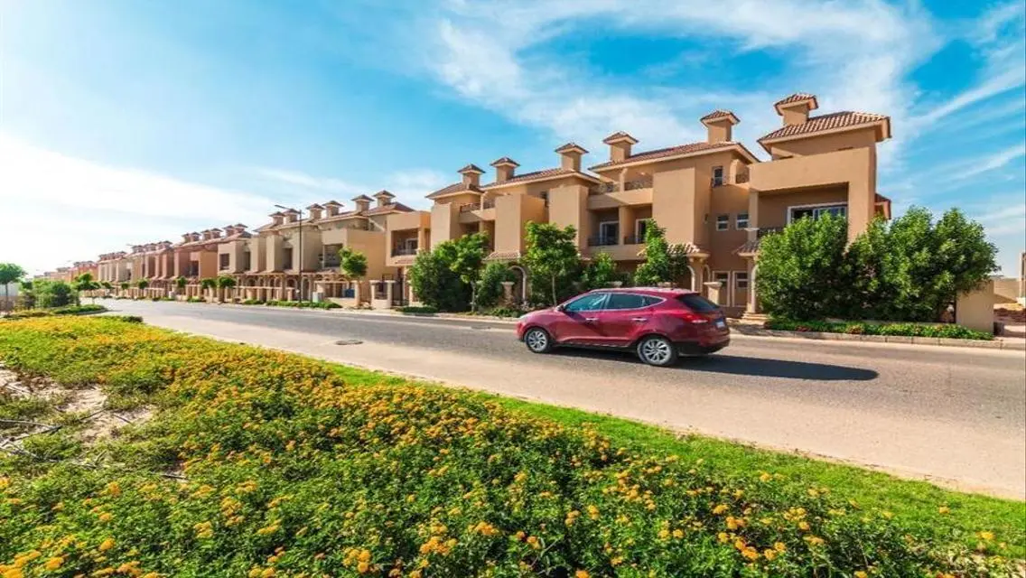 Luxurious Apartment Overlooking Lakes in Prime Location