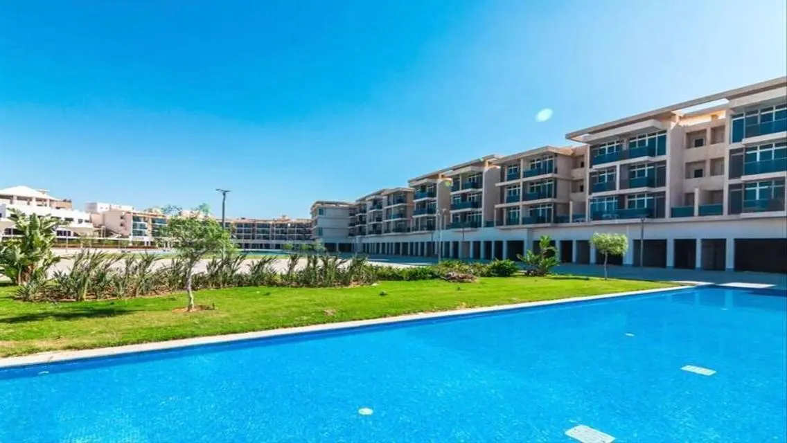 Luxurious Apartment Overlooking Lakes in Prime Location
