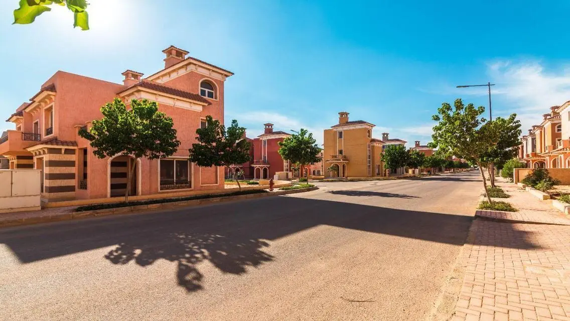 Luxurious Apartment Overlooking Lakes in Prime Location