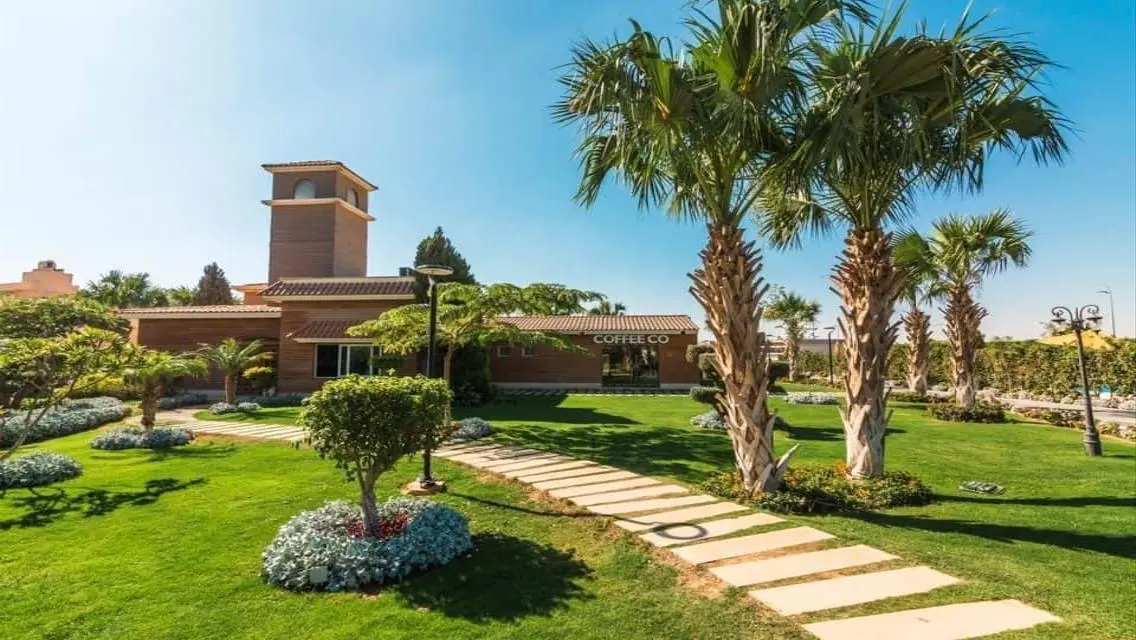 Luxurious Apartment Overlooking Lakes in Prime Location