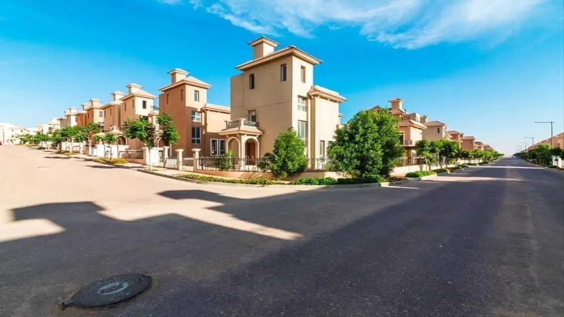 Luxurious Apartment Overlooking Lakes in Prime Location