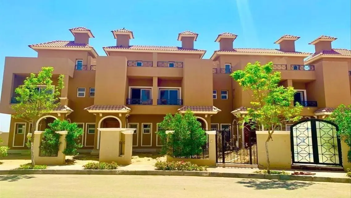 Luxurious Apartment Overlooking Lakes in Prime Location